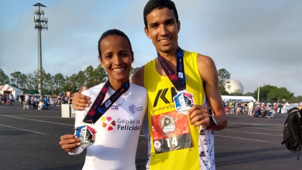 Dicson Falcão e Aline Prudêncio chegaram em primeiro lugar nas provas masculina e feminina da meia maratona